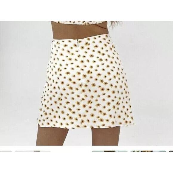WeWoreWhat Mini Slip Skirt Size Medium Satin it Ditsy Daisy Y2K Daisies Floral - Picture 3 of 11